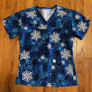 Peaches Brand Snowflake Christmas Scrub Top XS
